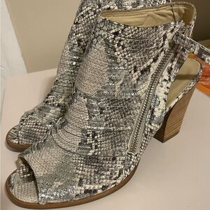 Paul Green Textured Snakeskin Shoe
